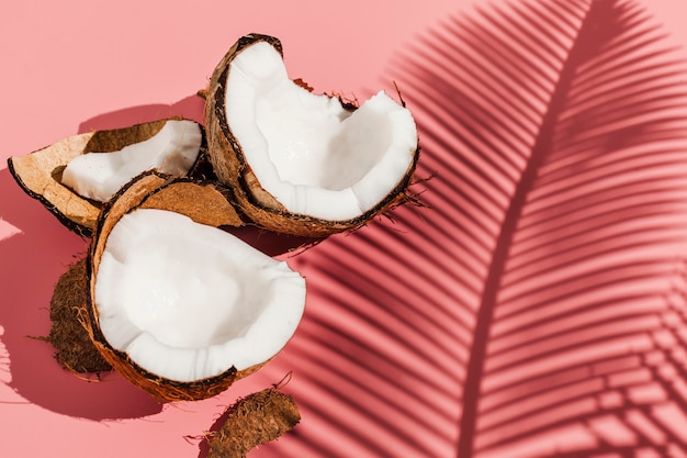 Foto noci di cocco dell'angolo alto con fondo rosa