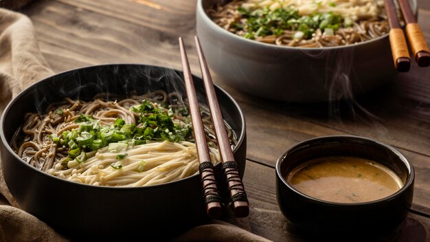 テーブルの上の麺の高角度構成