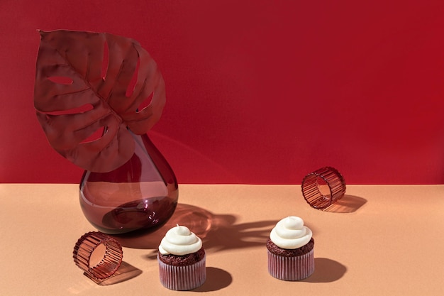 Foto cupcake ad alto angolo e vaso di fiori