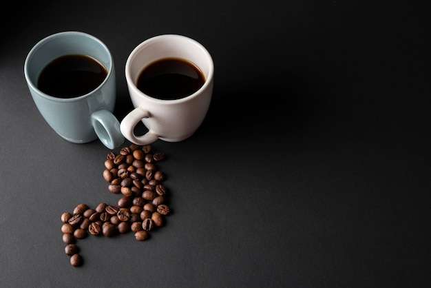 사진 볶은 콩으로 커피의 높은 각도 컵