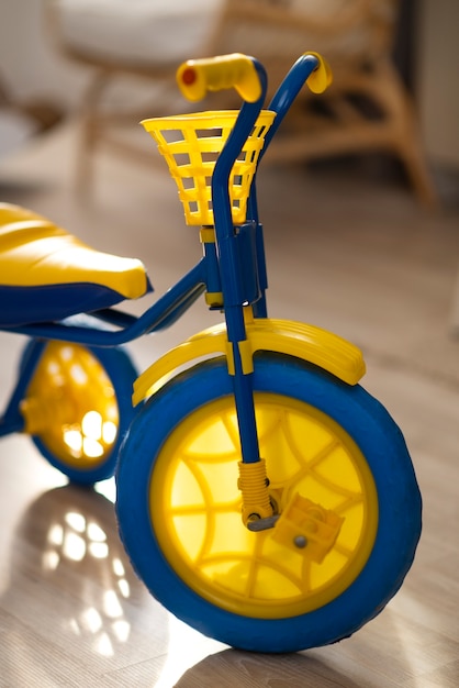 Фото Симпатичный детский трехколесный велосипед под большим углом в помещении