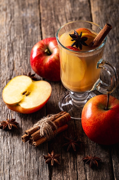 Foto alto angolo di delizioso succo di mela