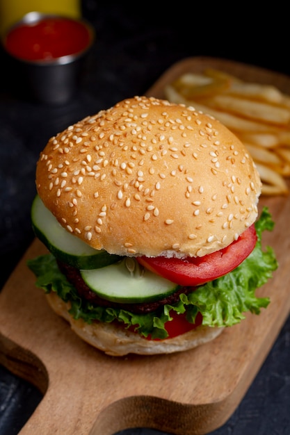 ハイアングルのおいしいハンバーガーとフライドポテト