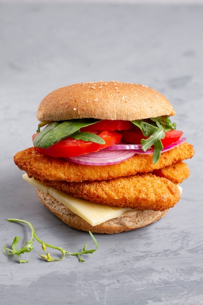 野菜とハイアングルのおいしいハンバーガー