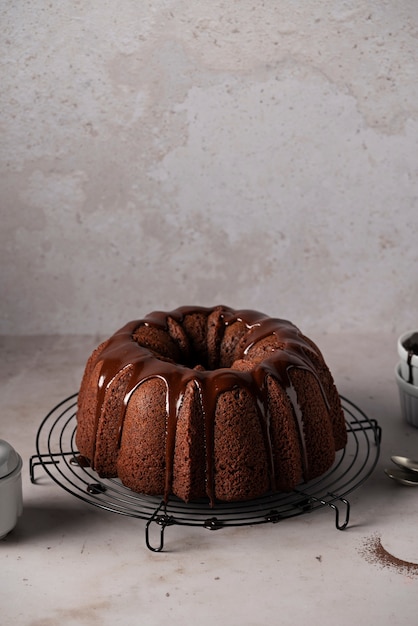 Foto deliziosa torta ad alto angolo e topping al cioccolato