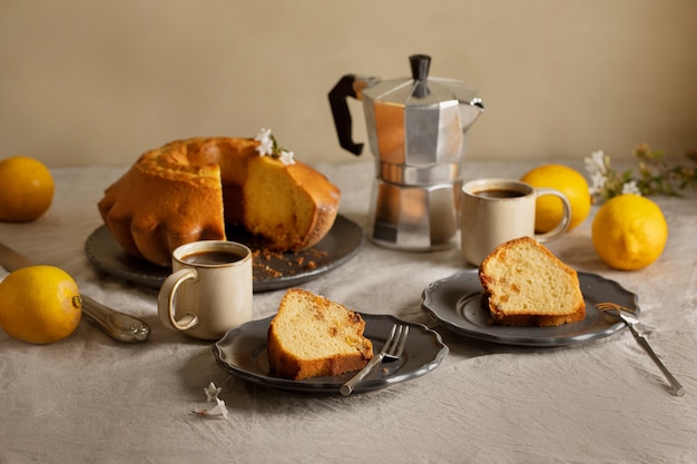 Foto torta deliziosa e limoni ad alto angolo