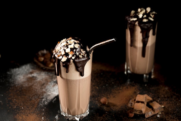 Foto alto angolo di delizioso frappè al cioccolato