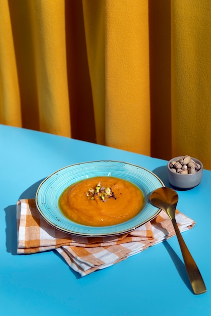 Foto zuppa di crema deliziosa ad alto angolo