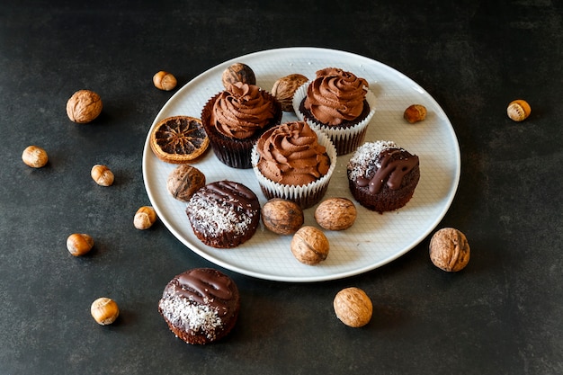 Foto alto angolo di deliziosi cupcakes concetto