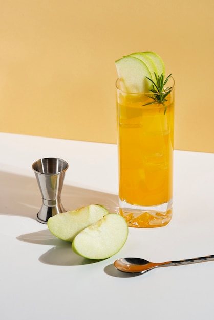 Photo high angle delicious daiquiri with apple slices