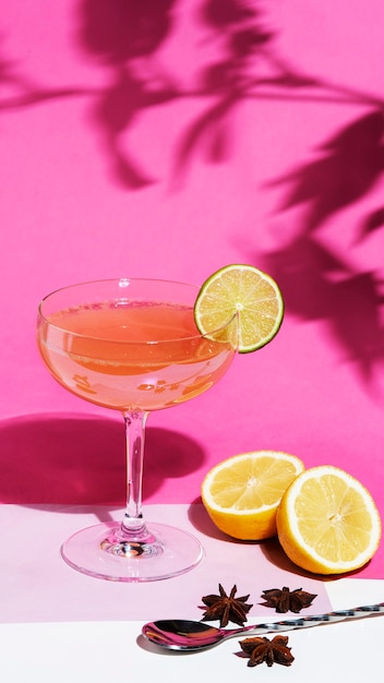 Foto daiquiri delizioso ad alto angolo con lime