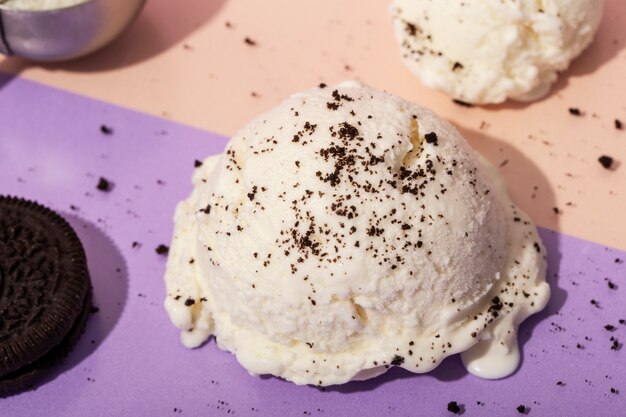 Foto delizioso gelato ad alto angolo con i biscotti