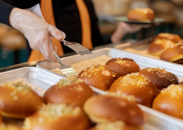 Foto deliziosa pasticceria ad alto angolo sul vassoio