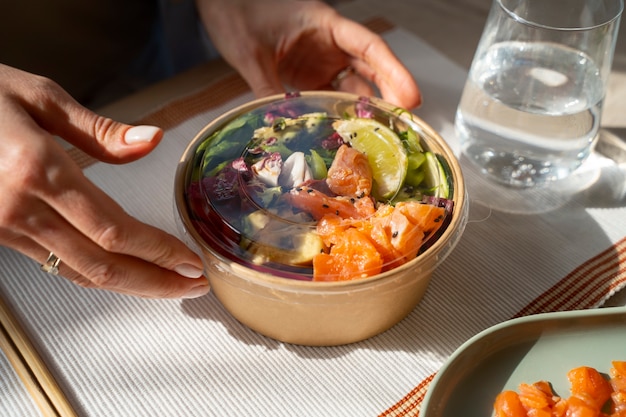 Foto deliziosa ciotola di salmone ad alto angolo al chiuso