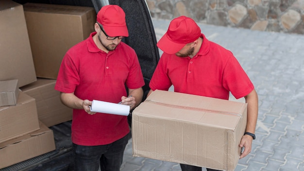 Photo high angle of delivery men concept