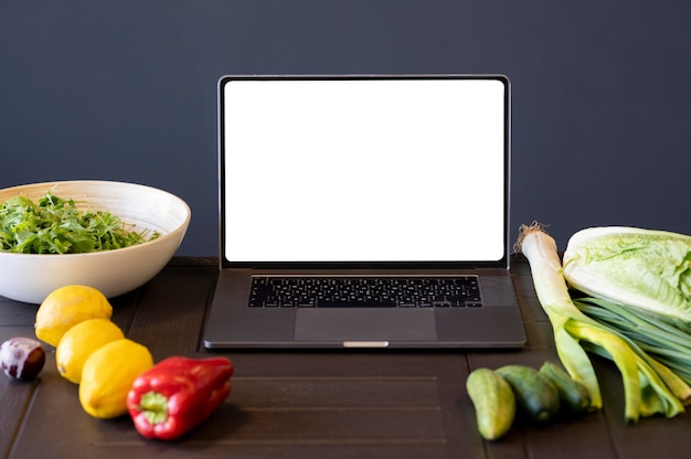 Photo high angle desk arrangement with laptop