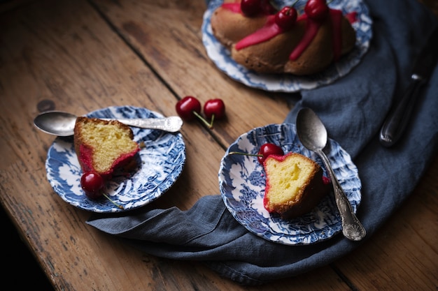 Photo high angle dessert and cherries