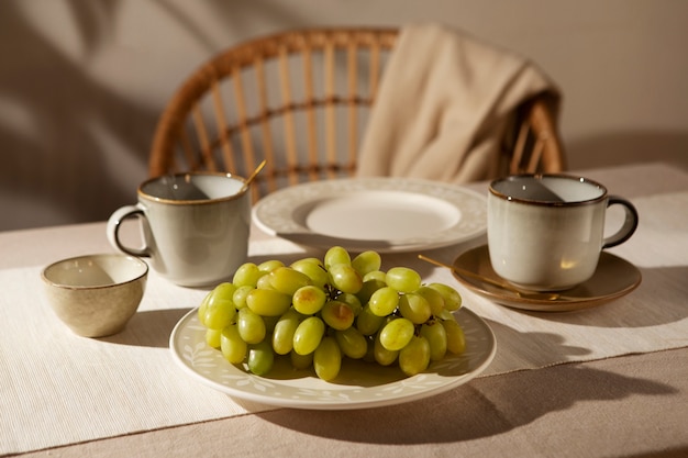 Foto tavolo da pranzo ad angolo alto con uva