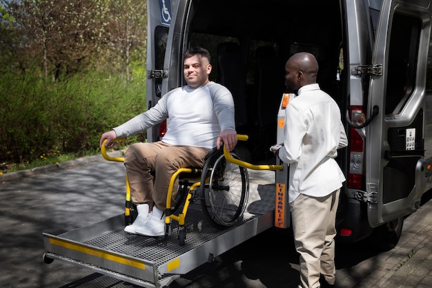 Foto uomo disabile ad alto angolo in sedia a rotelle