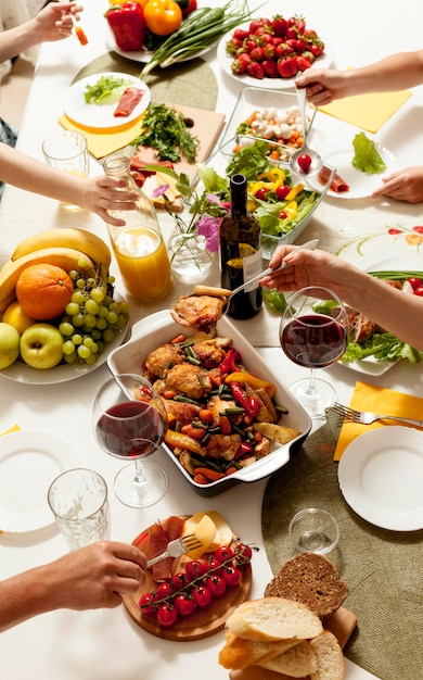 Foto alto angolo di piatti sul tavolo da pranzo