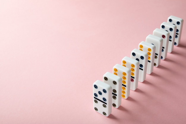 Foto disposizione dei pezzi del domino ad alto angolo