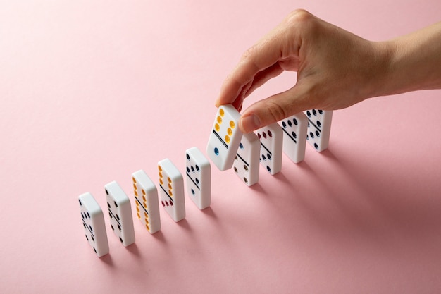 Assortimento di pezzi del domino ad alto angolo