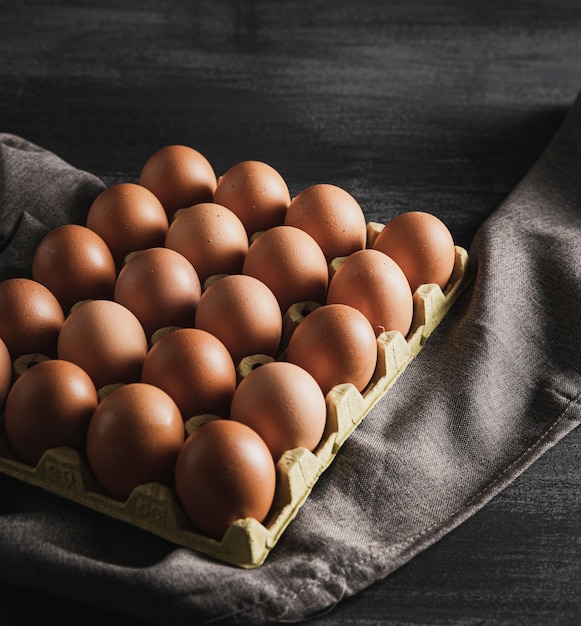 Photo high angle eggs pack on a cloth