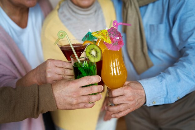 Photo high angle elder friends having drinks