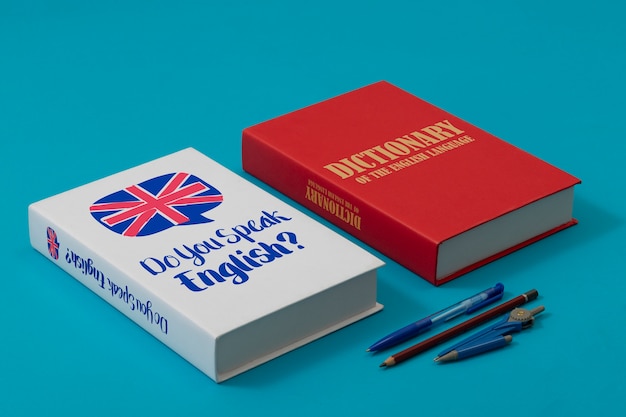 Libri inglesi ad alto angolo su sfondo blu