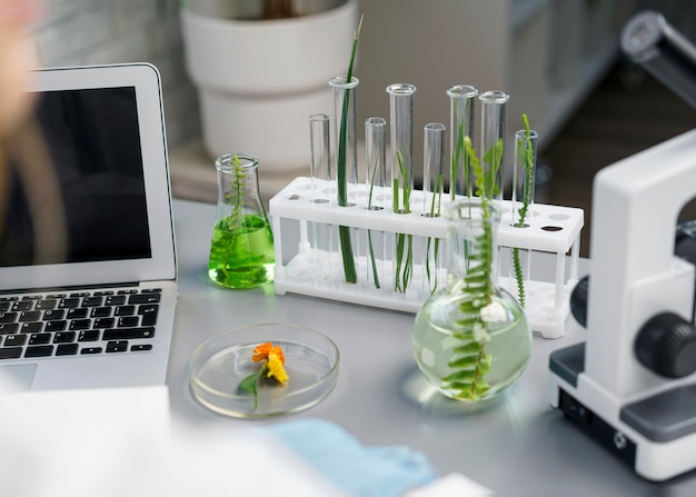 Photo high angle of female researcher in the lab