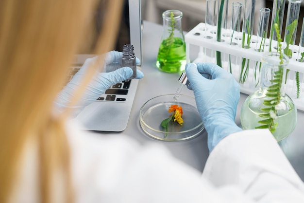 Photo high angle of female researcher in the laboratory