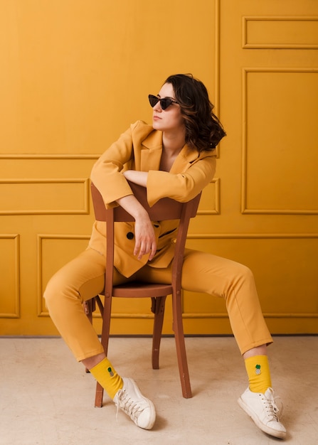 Photo high angle female with sunglasses on chair