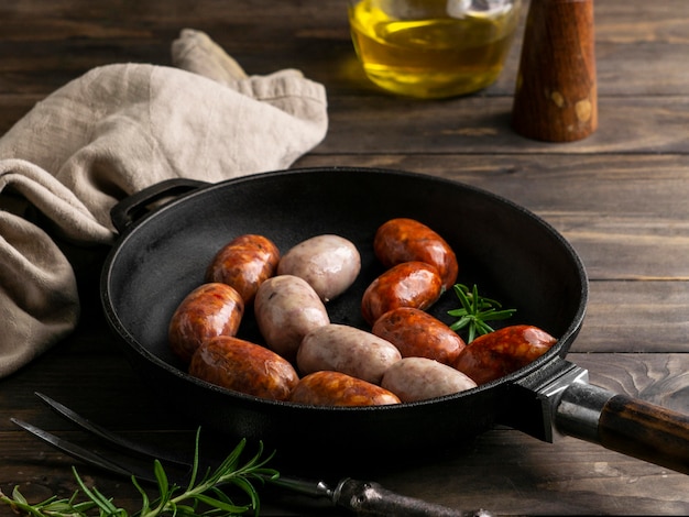 Padella per alimenti ad alto angolo sulla tavola di legno