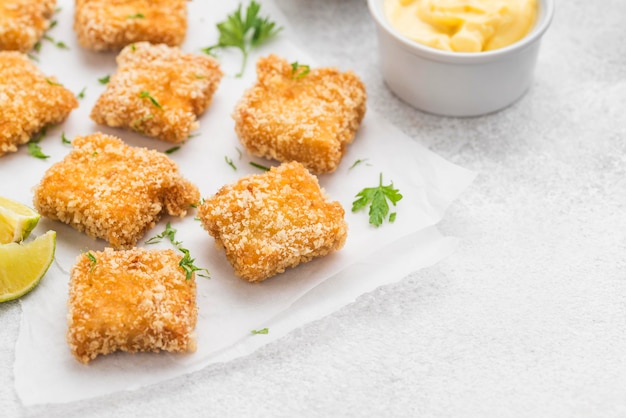 Foto alto angolo di bocconcini di pollo fritto con salsa