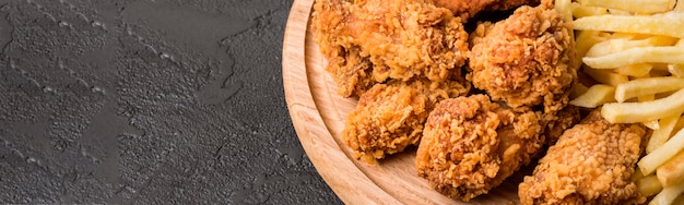 Photo high angle fried chicken wings with fries