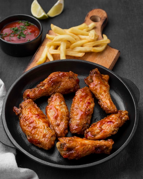 Photo high angle of fried chicken with french fries