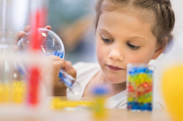 Ragazza dell'angolo alto in laboratorio