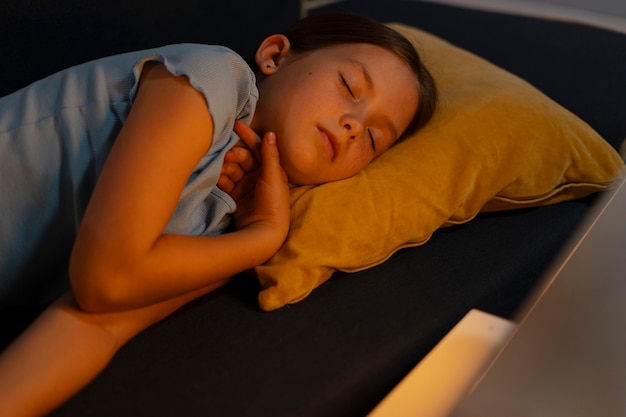 Foto ragazza ad alto angolo che dorme a casa