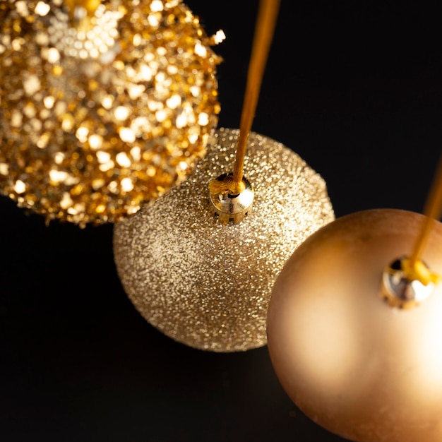 Photo high angle of golden christmas ornaments