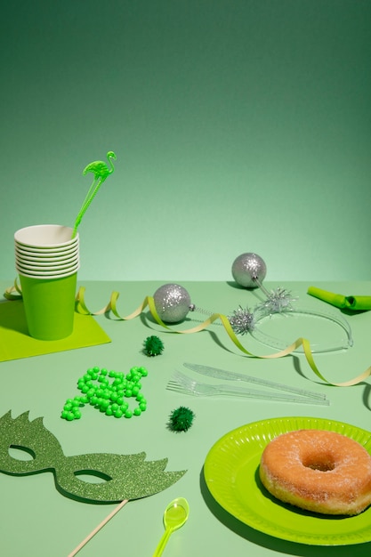 Photo high angle green party items