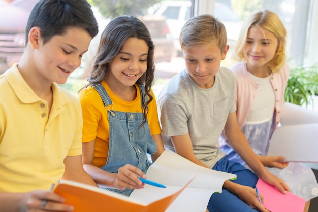 Foto gruppo di alto angolo di lettura dei bambini