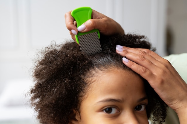 Foto spazzolare i capelli del bambino a mano ad alto angolo