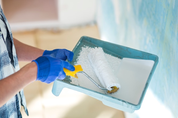 Photo high angle of hand holding paint roller