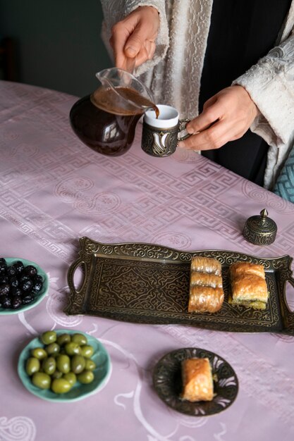 Foto caffè versato a mano ad alto angolo