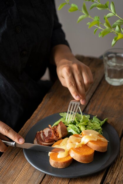 Photo high angle hands holding cutlery