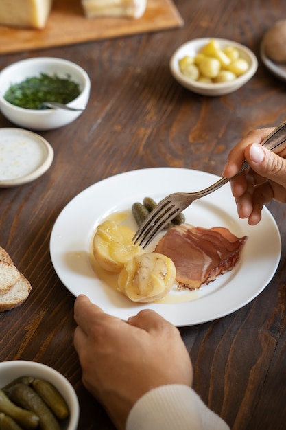 Photo high angle hands holding fork and plate