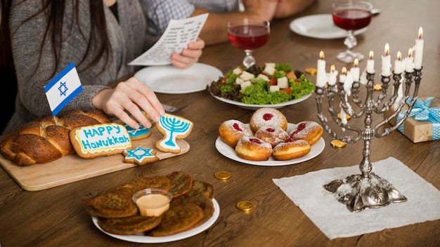 Foto angolo alto del concetto di pasto hanukkah