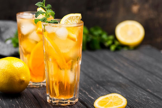 Photo high angle ice tea glass with lemon