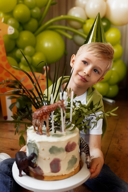 ケーキを保持している高角度の子供