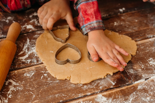 Ребенок под высоким углом, делающий печенье